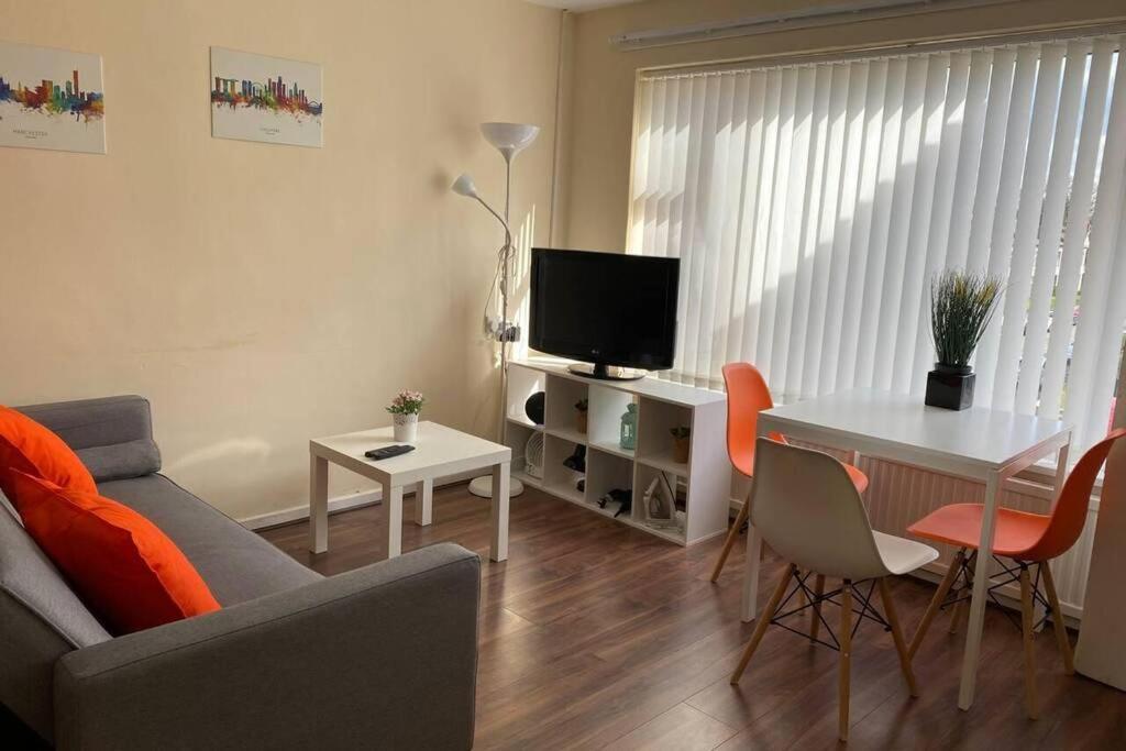 Apartamento Conveniently Situated 1Bed Apt In Stretford Mánchester Exterior foto